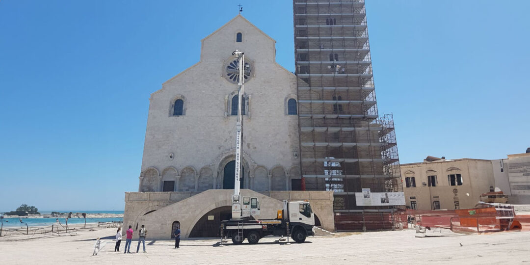 cattedrale_di_trani_lavoro_gru_alta_edilizia